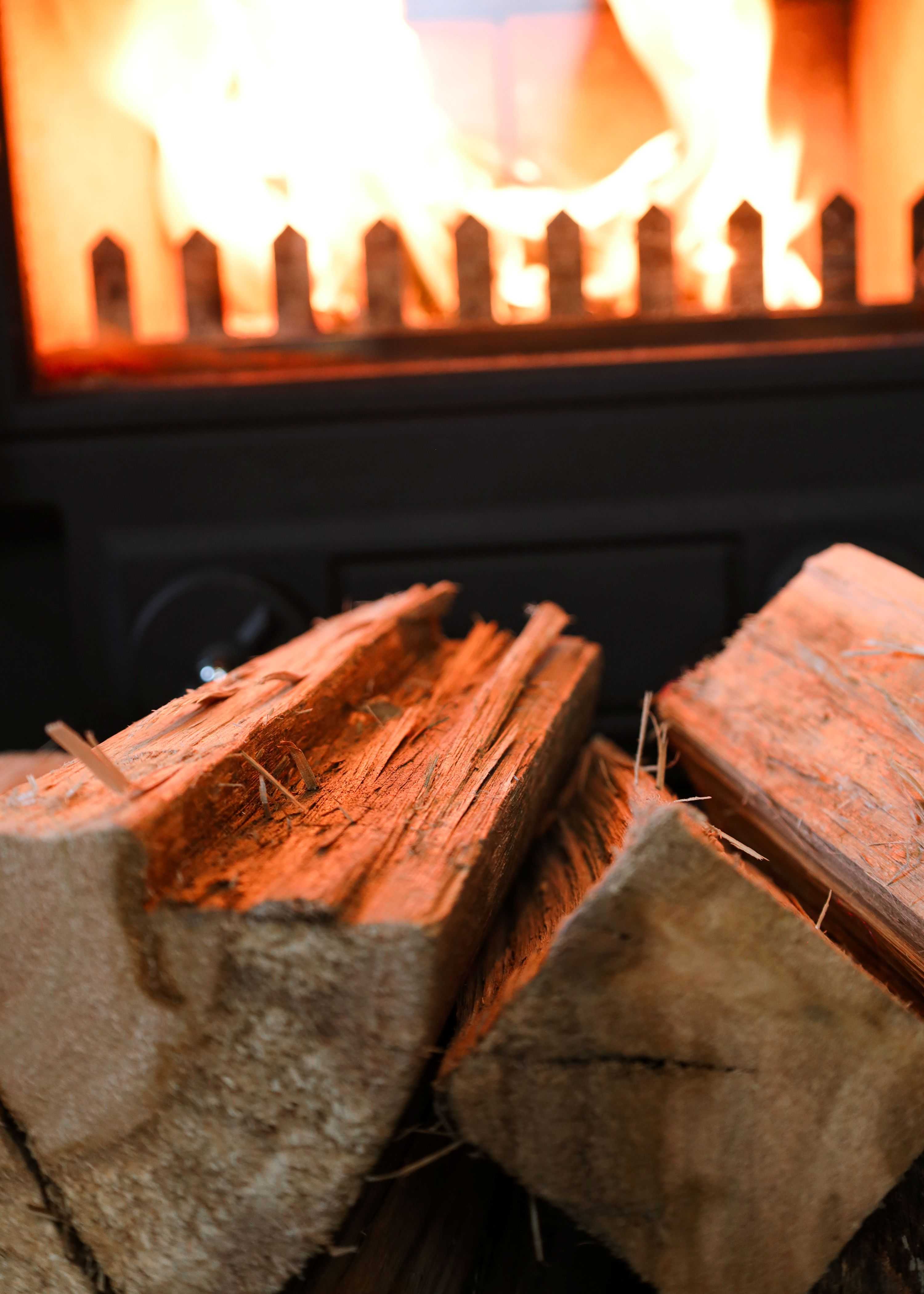 How Ecoblaze Delivers Premium Firewood and Exceptional Value – Straight to Your Door 